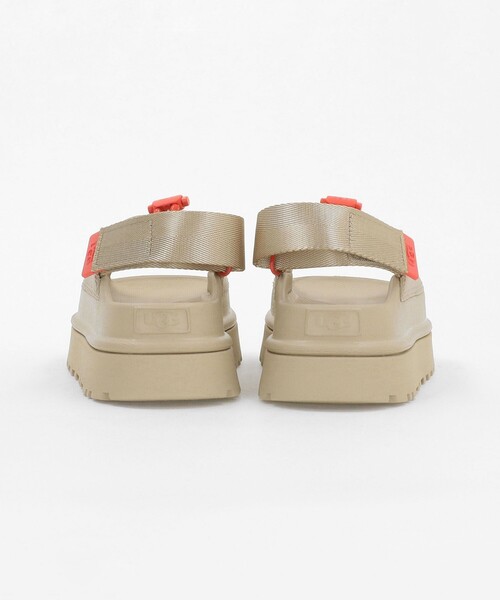 UGG(アグ)の「<UGG>ゴールデン グロウ トグル サンダル(サンダル・レディース・ベージュ/ブラック・7/8/6/5)」の13枚目の写真