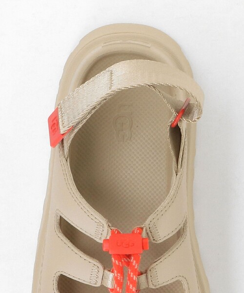 UGG(アグ)の「<UGG>ゴールデン グロウ トグル サンダル(サンダル・レディース・ベージュ/ブラック・7/8/6/5)」の11枚目の写真