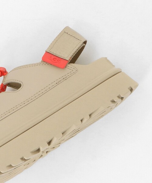 UGG(アグ)の「<UGG>ゴールデン グロウ トグル サンダル(サンダル・レディース・ベージュ/ブラック・7/8/6/5)」の9枚目の写真