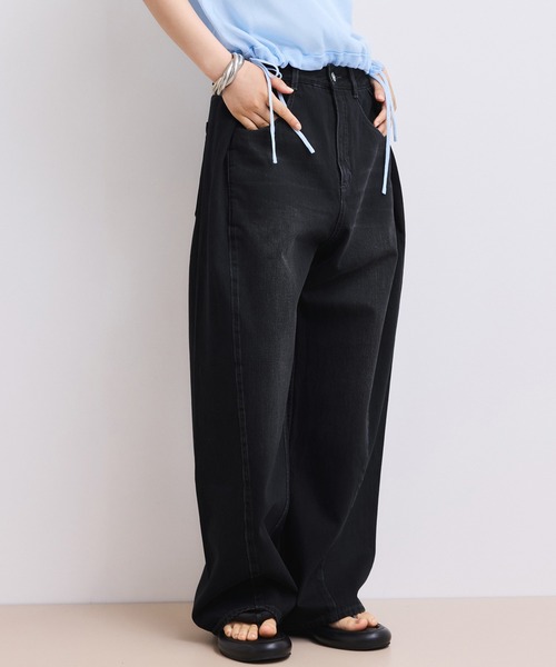ADAM ET ROPE'(アダムエロペ)の「【WEB限定】・【サステナブル】タックディティールワイドデニムワイドパンツ(デニムパンツ・レディース・ブラック/ブルー/サックスブルー・38/36/34)」の2枚目の写真
