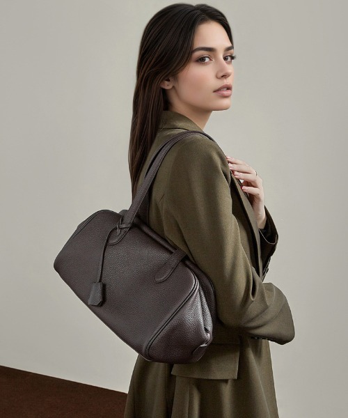 NiiNa(ニーナ)の「【 NiiNa / ニーナ 】高品質牛革ボストンシルエットトートバッグ(トートバッグ・レディース・ダークブラウン/ブラック・FREE)」の2枚目の写真