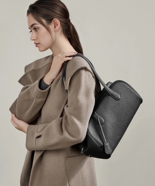 NiiNa(ニーナ)の「【 NiiNa / ニーナ 】高品質牛革ボストンシルエットトートバッグ(トートバッグ・レディース・ダークブラウン/ブラック・FREE)」の13枚目の写真
