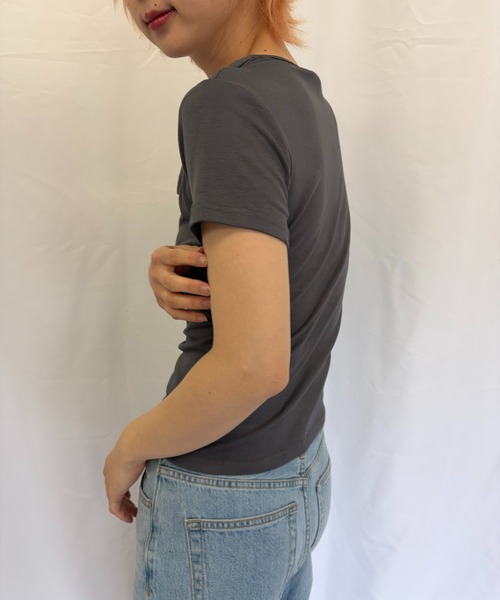 Alite cloth(アリーテクロス)の「VネックTシャツ(Tシャツ/カットソー・レディース・グレー/ブラウン/ホワイト/ブラック・FREE)」の11枚目の写真