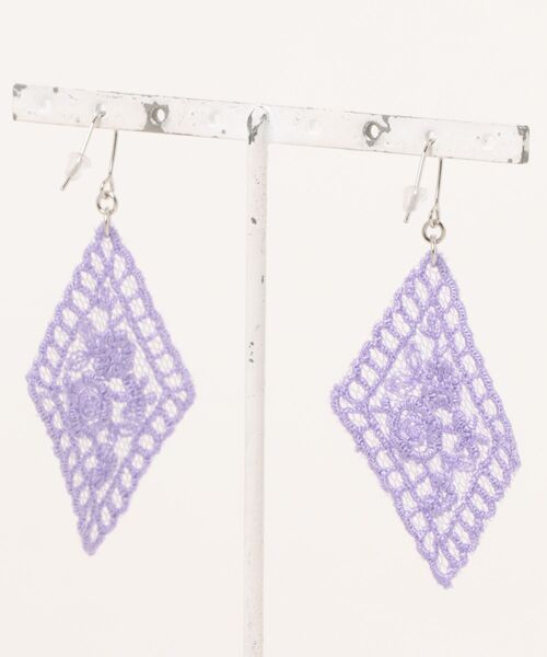 VIBGYOR(ヴィブジョー)の「【MUURABBTI】花束レースピアス(シルバー)(MA)(ピアス(両耳用)・レディース・ピンク/パープル/ブルー・FREE)」の6枚目の写真