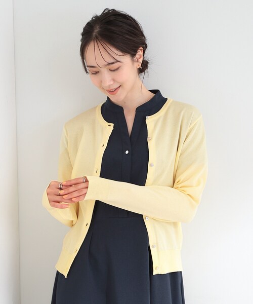 SHOO・LA・RUE（シューラルー）の「【洗濯機可/UV/アンチピリング/S-LL】いろいろボタンが華やか クルーネックカーディガン（カーディガン/ボレロ・レディース・ナチュラル/ライトイエロー系/ネイビー・04/03/02/01）」の4枚目の写真