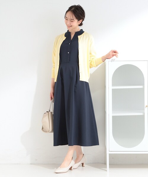 SHOO・LA・RUE（シューラルー）の「【洗濯機可/UV/アンチピリング/S-LL】いろいろボタンが華やか クルーネックカーディガン（カーディガン/ボレロ・レディース・ナチュラル/ライトイエロー系/ネイビー・04/03/02/01）」の6枚目の写真