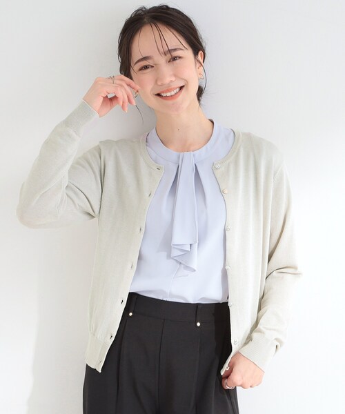 SHOO・LA・RUE（シューラルー）の「【洗濯機可/UV/アンチピリング/S-LL】いろいろボタンが華やか クルーネックカーディガン（カーディガン/ボレロ・レディース・ナチュラル/ライトイエロー系/ネイビー・04/03/02/01）」の8枚目の写真