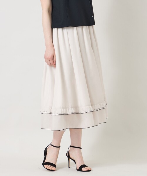 TO BE CHIC（トゥー ビー シック）の「ライトタッチ ギャザーフリルスカート（スカート・レディース・ネイビー/ベージュ・40）」の2枚目の写真