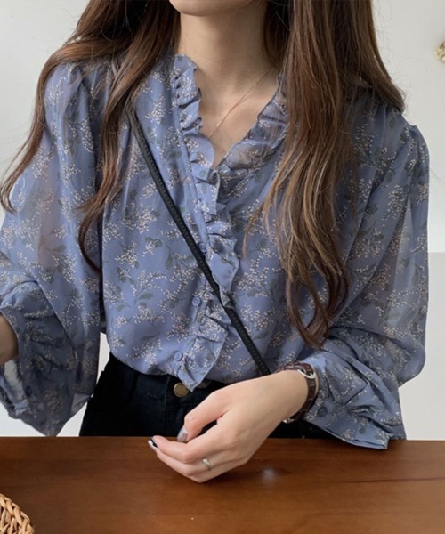 Flugge(フラッジー)の「アンティークフラワーフリルブラウス(シャツ/ブラウス・レディース・ブルー/アイボリー・LARGE/MEDIUM)」の3枚目の写真