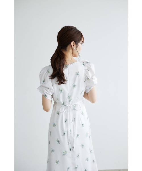 tocco closet(トッコ クローゼット)の「スズランブーケプリントタックスリーブワンピース(ワンピース・レディース・ブルー/イエロー・M)」の3枚目の写真