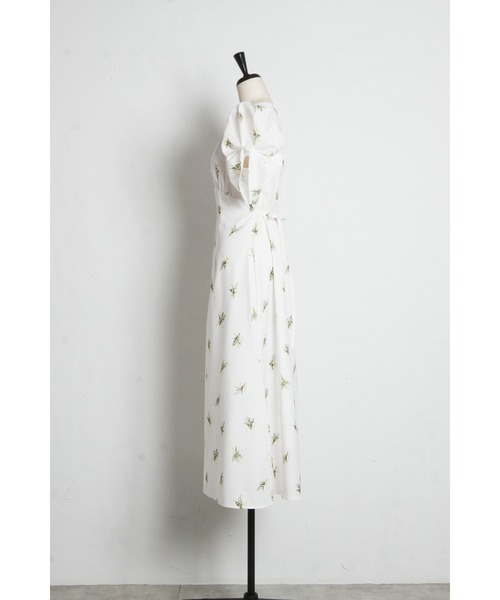 tocco closet(トッコ クローゼット)の「スズランブーケプリントタックスリーブワンピース(ワンピース・レディース・ブルー/イエロー・M)」の6枚目の写真