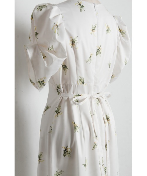 tocco closet(トッコ クローゼット)の「スズランブーケプリントタックスリーブワンピース(ワンピース・レディース・ブルー/イエロー・M)」の8枚目の写真