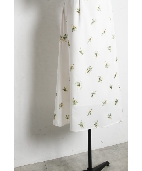 tocco closet(トッコ クローゼット)の「スズランブーケプリントタックスリーブワンピース(ワンピース・レディース・ブルー/イエロー・M)」の13枚目の写真