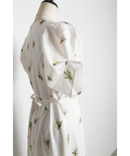 tocco closet(トッコ クローゼット)の「スズランブーケプリントタックスリーブワンピース(ワンピース・レディース・ブルー/イエロー・M)」の14枚目の写真
