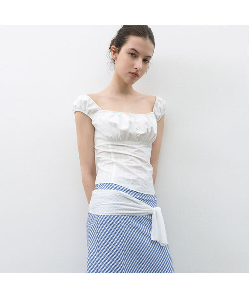 ATELIER NAIN(アトリエナイン)の「COTTON SLIM SHIRRING BLOUSE (BL-4408)(シャツ/ブラウス・レディース・ホワイト/ブラック・SMALL/MEDIUM)」の1枚目の写真