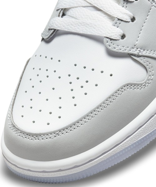 NIKE(ナイキ)の「JORDAN BRAND W AIR JORDAN 1 MID BQ6472-105(スニーカー・メンズ・グレー・24cm/23.5cm/24.5cm)」の6枚目の写真