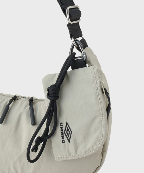 tk.TAKEO KIKUCHI(ティーケータケオキクチ)の「【UMBRO】ショルダーバッグ/チャーム付き(ショルダーバッグ・メンズ・ベージュ/ブラック・00)」の16枚目の写真