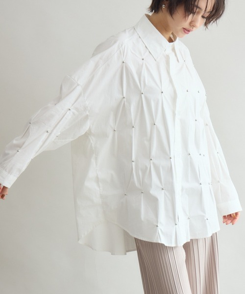 Pillini(ピリーニ)の「スタッズ付デザインタックシャツ(シャツ/ブラウス・レディース・ブラウン/ライトブルー/オフホワイト・FREE)」の2枚目の写真