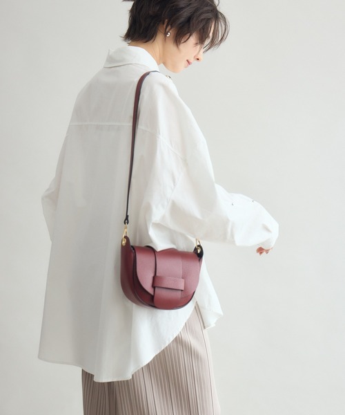Pillini(ピリーニ)の「スタッズ付デザインタックシャツ(シャツ/ブラウス・レディース・ブラウン/ライトブルー/オフホワイト・FREE)」の9枚目の写真