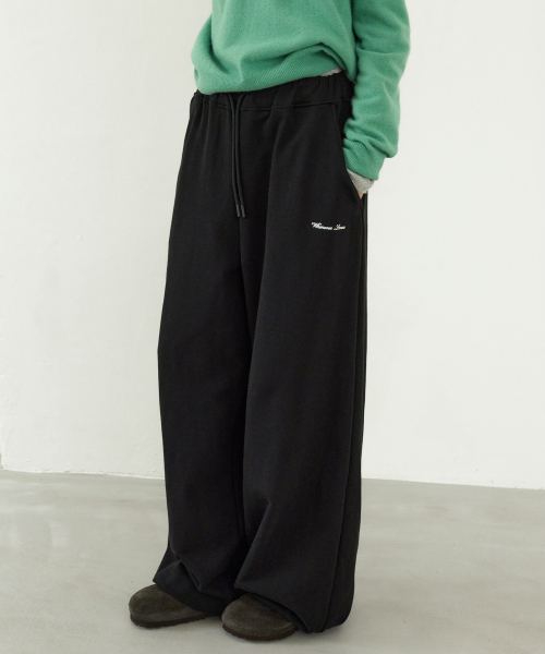 LEVAR(レバー)の「Curved Volume Sweatpants - Black(スウェットパンツ・レディース・その他・FREE)」の1枚目の写真