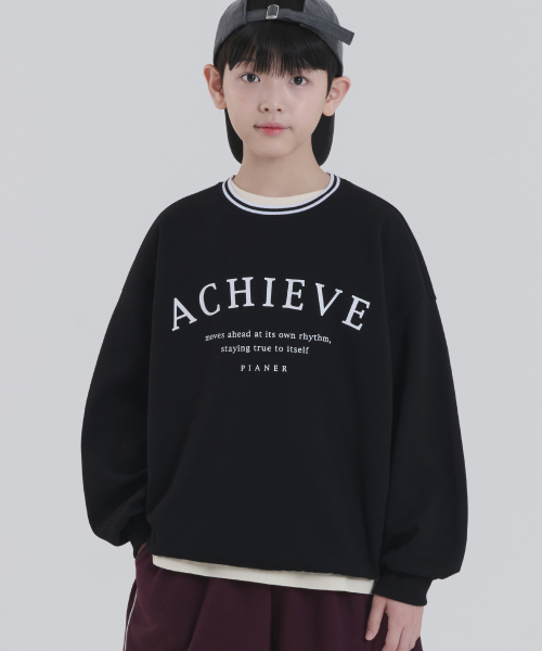 PIANER KIDS(ピアネールキッズ)の「ACHIEVE 配色オーバーサイズスウェット(ブラック)(スウェット・レディース・ブラック・M(130-140cm)/L(140-150cm)/S(120-130cm)/XL(150-160㎝))」の2枚目の写真