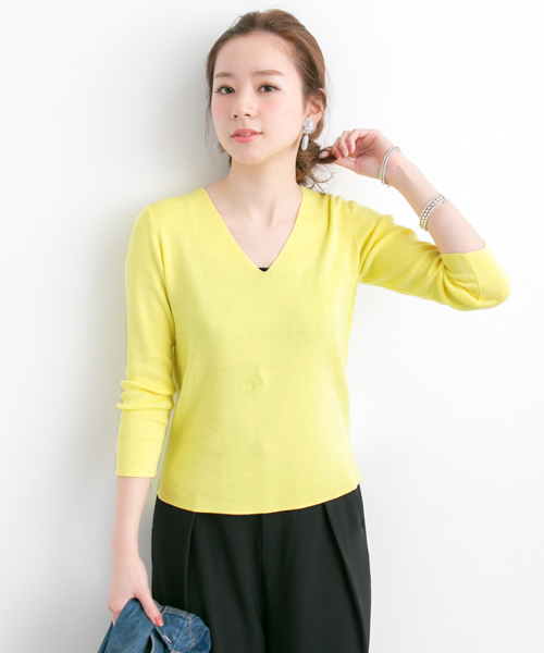 URBAN RESEARCH（アーバンリサーチ）の「UR BASIC総針Vネックプルオーバー（ニット/セーター・レディース・ネイビー/イエロー/オフホワイト/ライトグレー・FREE）」の4枚目の写真