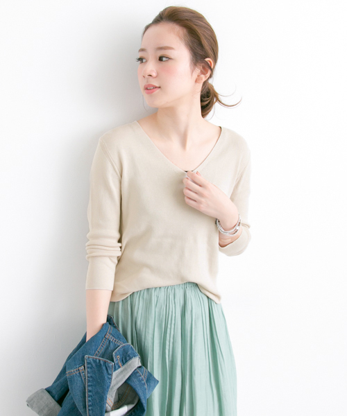 URBAN RESEARCH（アーバンリサーチ）の「UR BASIC総針Vネックプルオーバー（ニット/セーター・レディース・ネイビー/イエロー/オフホワイト/ライトグレー・FREE）」の3枚目の写真