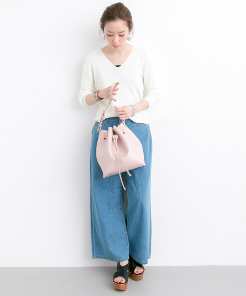 URBAN RESEARCH（アーバンリサーチ）の「UR BASIC総針Vネックプルオーバー（ニット/セーター・レディース・ネイビー/イエロー/オフホワイト/ライトグレー・FREE）」の5枚目の写真