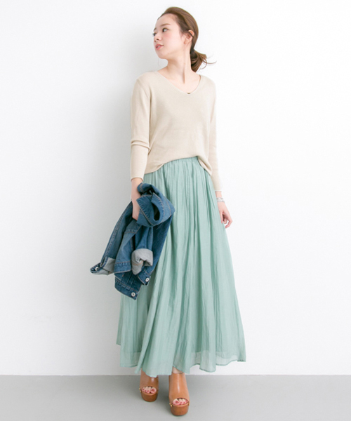 URBAN RESEARCH（アーバンリサーチ）の「UR BASIC総針Vネックプルオーバー（ニット/セーター・レディース・ネイビー/イエロー/オフホワイト/ライトグレー・FREE）」の6枚目の写真