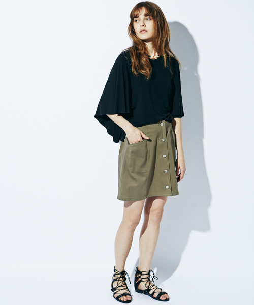 E hyphen world gallery（イーハイフンワールドギャラリー）の「フロントボタン台形ミニスカｰト（スカート・レディース・ベージュ/インディゴブルー/ブラック/カーキ/オフホワイト・FREE）」の4枚目の写真