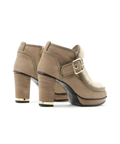 BLUE LABEL CRESTBRIDGE（ブルーレーベルクレストブリッジ）の「ベルトディテール　ファーショートブーツ（ブーツ・レディース・ベージュ・23.0cm/23.5㎝/24.0cm）」の4枚目の写真