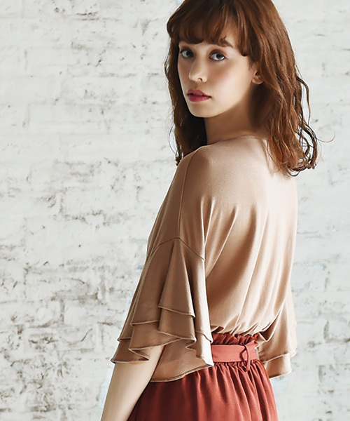 Luz Llena(ラズレナ)の「ダブルフリルスリーブTシャツ(Tシャツ/カットソー・レディース・ブラック/ベージュ/ワインレッド・MEDIUM)」の5枚目の写真