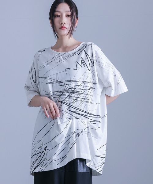 kOhAKU(コハク)の「アシンメトリー手書き風デザインTシャツ(Tシャツ/カットソー・レディース・ブラック/オフホワイト・FREE)」の2枚目の写真