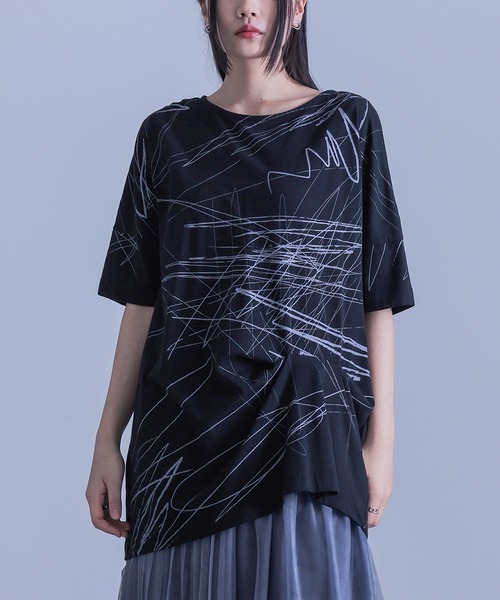 kOhAKU(コハク)の「アシンメトリー手書き風デザインTシャツ(Tシャツ/カットソー・レディース・ブラック/オフホワイト・FREE)」の1枚目の写真