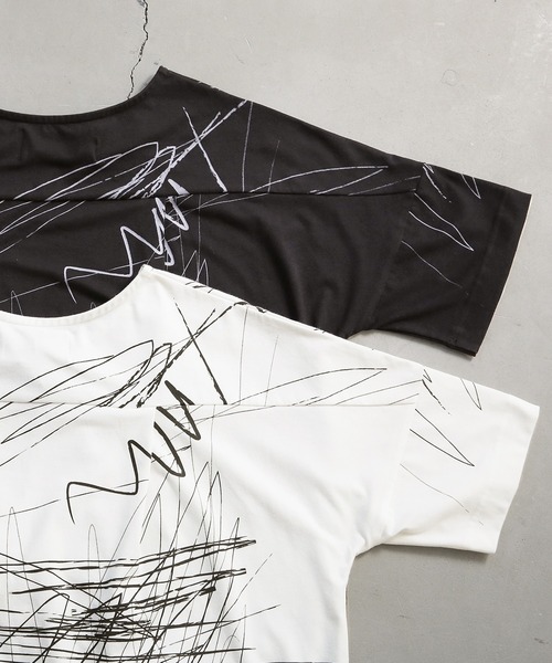 kOhAKU(コハク)の「アシンメトリー手書き風デザインTシャツ(Tシャツ/カットソー・レディース・ブラック/オフホワイト・FREE)」の4枚目の写真