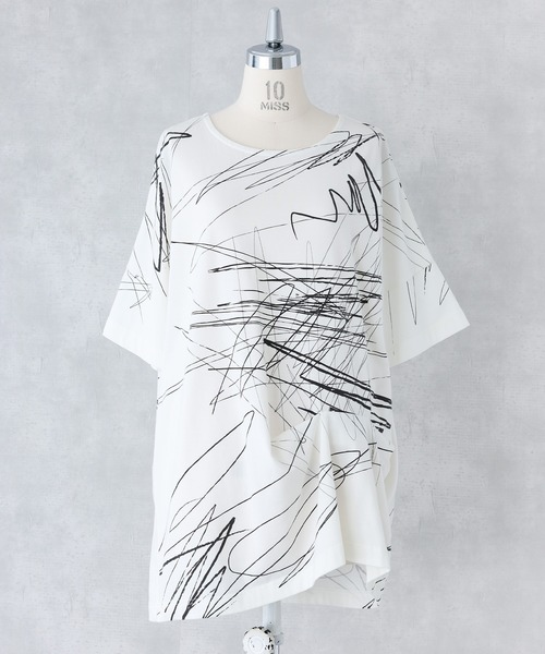 kOhAKU(コハク)の「アシンメトリー手書き風デザインTシャツ(Tシャツ/カットソー・レディース・ブラック/オフホワイト・FREE)」の22枚目の写真