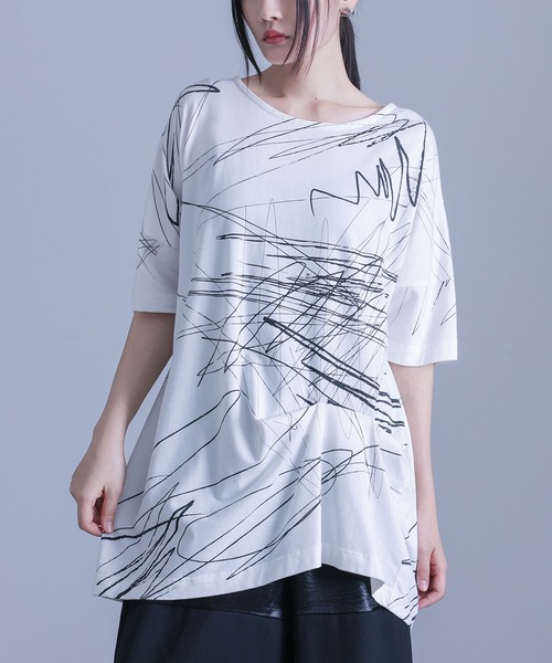kOhAKU(コハク)の「アシンメトリー手書き風デザインTシャツ(Tシャツ/カットソー・レディース・ブラック/オフホワイト・FREE)」の5枚目の写真