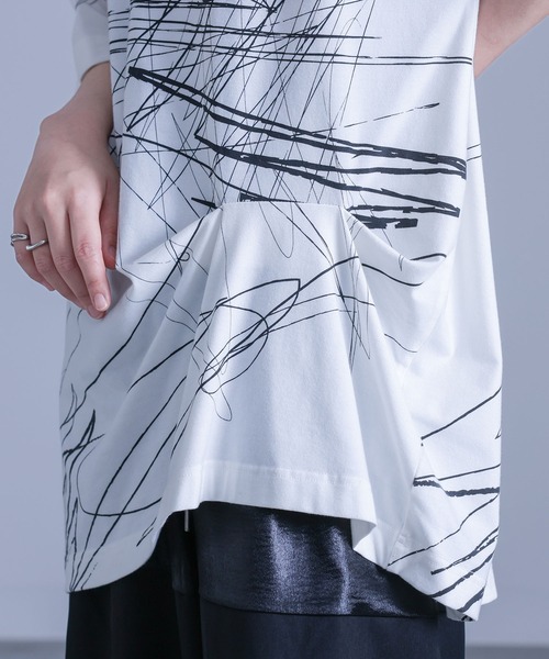 kOhAKU(コハク)の「アシンメトリー手書き風デザインTシャツ(Tシャツ/カットソー・レディース・ブラック/オフホワイト・FREE)」の7枚目の写真