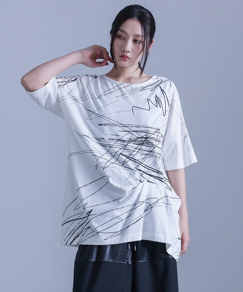 kOhAKU(コハク)の「アシンメトリー手書き風デザインTシャツ(Tシャツ/カットソー・レディース・ブラック/オフホワイト・FREE)」の8枚目の写真