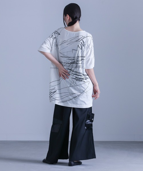 kOhAKU(コハク)の「アシンメトリー手書き風デザインTシャツ(Tシャツ/カットソー・レディース・ブラック/オフホワイト・FREE)」の10枚目の写真