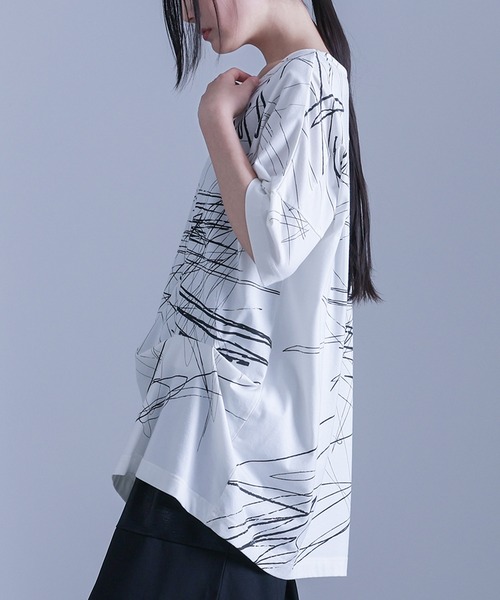 kOhAKU(コハク)の「アシンメトリー手書き風デザインTシャツ(Tシャツ/カットソー・レディース・ブラック/オフホワイト・FREE)」の6枚目の写真