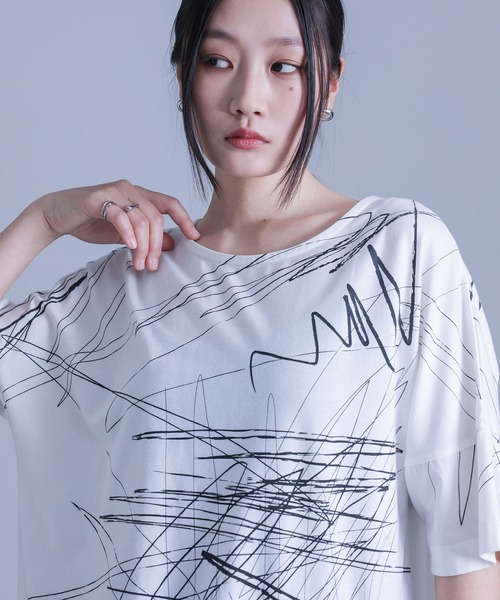 kOhAKU(コハク)の「アシンメトリー手書き風デザインTシャツ(Tシャツ/カットソー・レディース・ブラック/オフホワイト・FREE)」の11枚目の写真