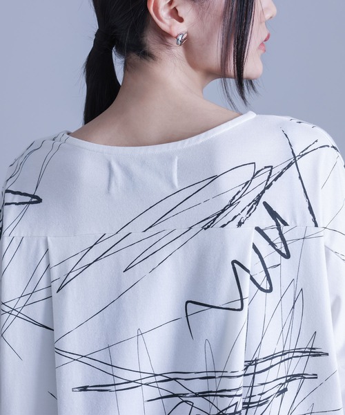 kOhAKU(コハク)の「アシンメトリー手書き風デザインTシャツ(Tシャツ/カットソー・レディース・ブラック/オフホワイト・FREE)」の12枚目の写真