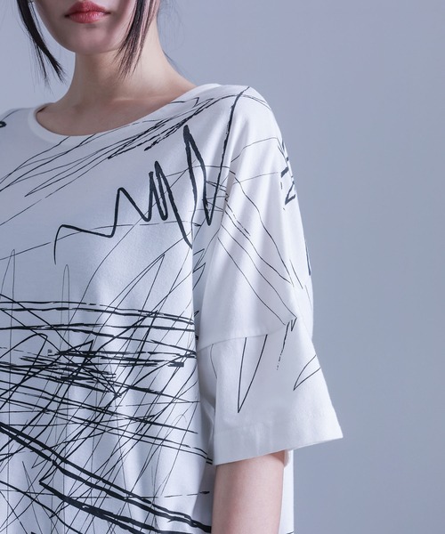 kOhAKU(コハク)の「アシンメトリー手書き風デザインTシャツ(Tシャツ/カットソー・レディース・ブラック/オフホワイト・FREE)」の13枚目の写真
