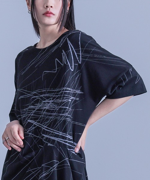 kOhAKU(コハク)の「アシンメトリー手書き風デザインTシャツ(Tシャツ/カットソー・レディース・ブラック/オフホワイト・FREE)」の14枚目の写真