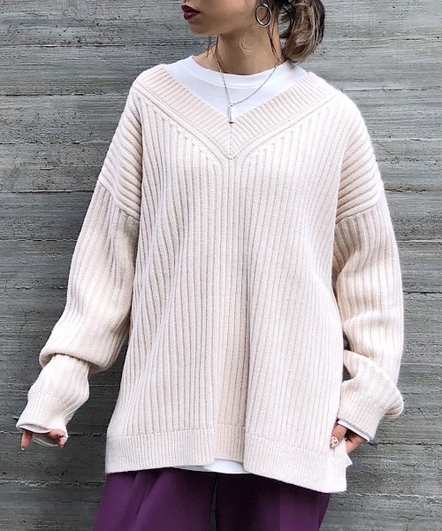 PAGEBOY（ページボーイ）の「ワイドリブVネックプルオーバー（ニット/セーター・レディース・オフホワイト/ブラック/グレイッシュベージュ/レッド系その他・FREE）」の2枚目の写真