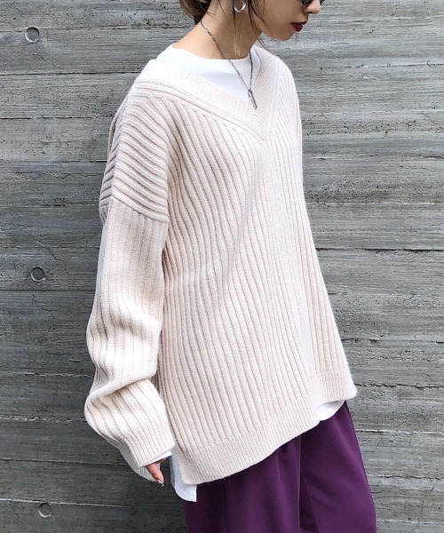 PAGEBOY（ページボーイ）の「ワイドリブVネックプルオーバー（ニット/セーター・レディース・オフホワイト/ブラック/グレイッシュベージュ/レッド系その他・FREE）」の5枚目の写真