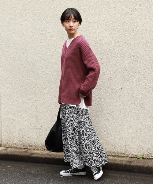 PAGEBOY（ページボーイ）の「ワイドリブVネックプルオーバー（ニット/セーター・レディース・オフホワイト/ブラック/グレイッシュベージュ/レッド系その他・FREE）」の6枚目の写真