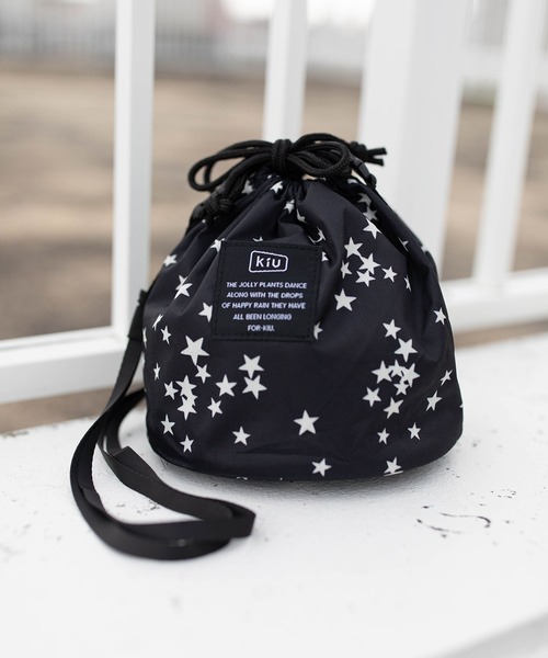 KiU（キウ）の「300D 巾着バッグ（ショルダーバッグ・メンズ・ブラック/パープル/ネイビー/オフホワイト/カーキ/オレンジ/ブラック系その他2/ブラック系その他3/ブラック系その他5/ブラック系その他6/ブラック系その他/イエロー/ホワイト系その他/ブラック系その他4/レオパード/ブルー系その他/ベージュ・FREE）」の5枚目の写真