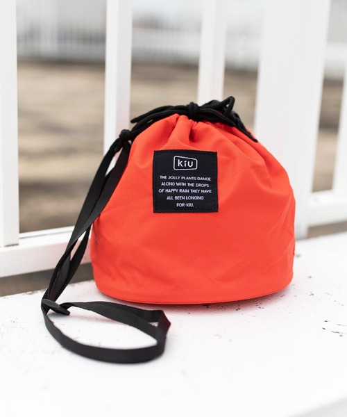 KiU（キウ）の「300D 巾着バッグ（ショルダーバッグ・メンズ・ブラック/パープル/ネイビー/オフホワイト/カーキ/オレンジ/ブラック系その他2/ブラック系その他3/ブラック系その他5/ブラック系その他6/ブラック系その他/イエロー/ホワイト系その他/ブラック系その他4/レオパード/ブルー系その他/ベージュ・FREE）」の16枚目の写真